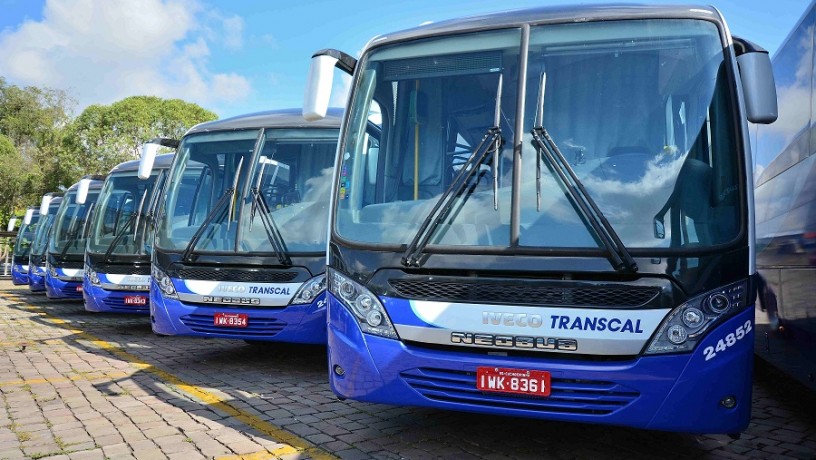 Frota de ônibus Iveco, com carroceria Neobus, pertencente à Transcal