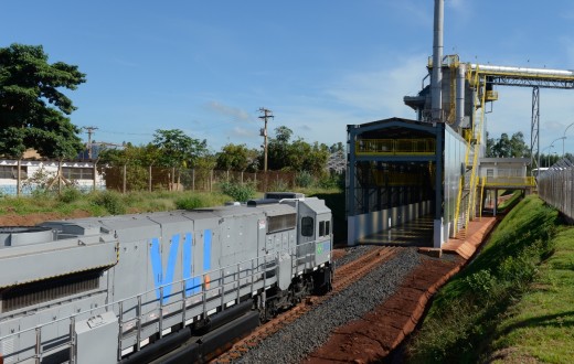 Trem chegando ao Terminal Integrador (TI) Guará, da VLI