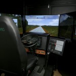 Interior de um simulador da Navig para treinamento de motoristas
