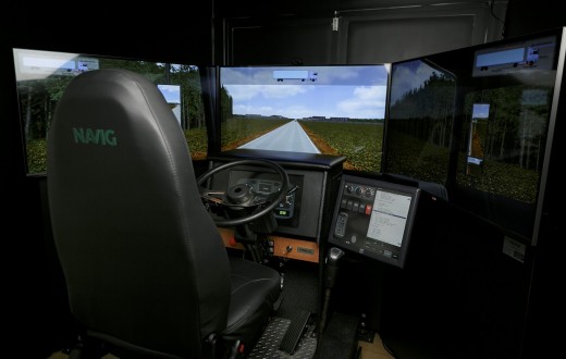 Interior de um simulador da Navig para treinamento de motoristas